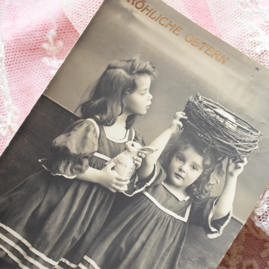 アンティークポストカード　イースターのウサギとお揃いワンピの可愛い少女たち