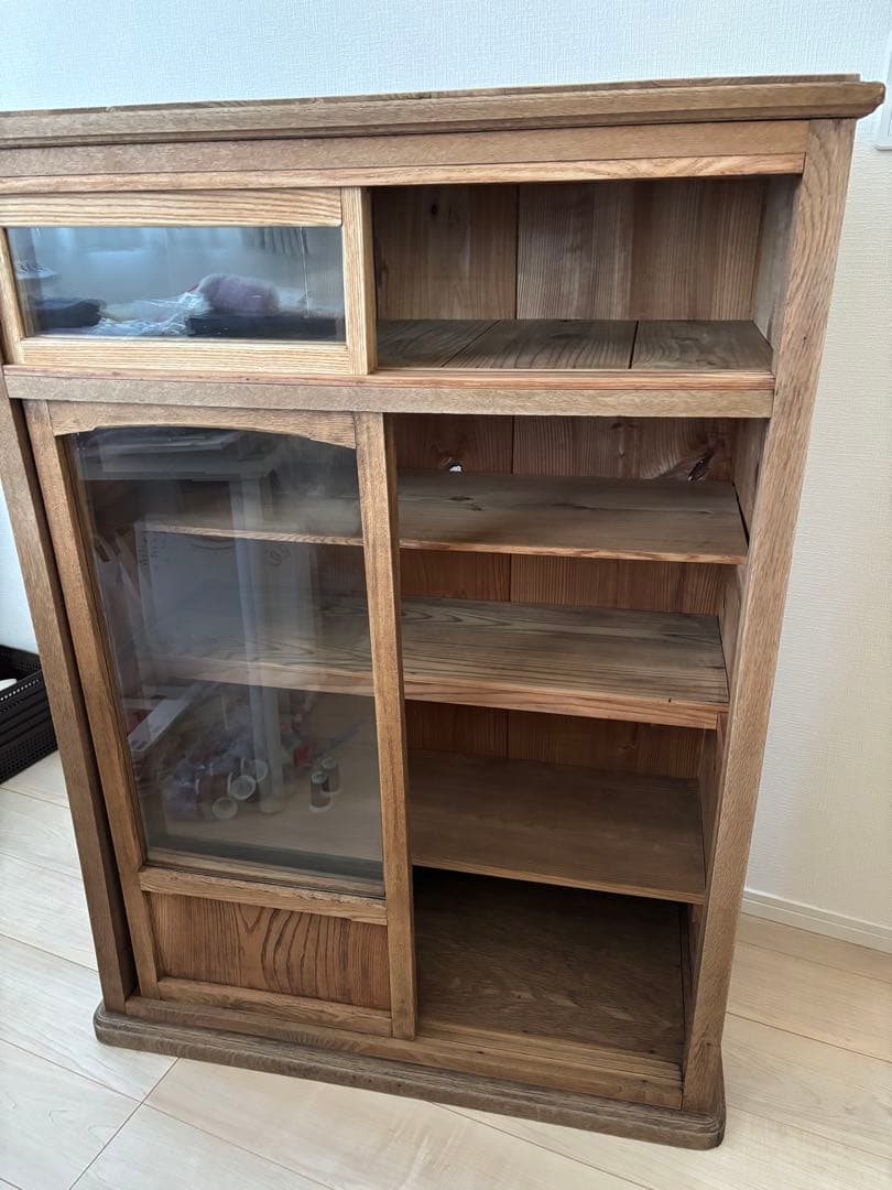 古家具　木製ガラス扉キャビネット 3段棚付き