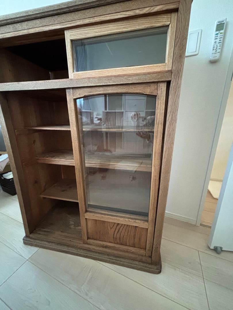 古家具　木製ガラス扉キャビネット 3段棚付き
