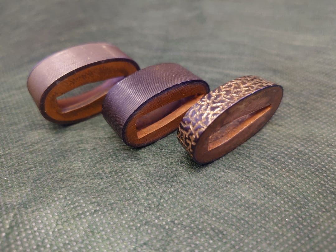 縁、筋彫り2点、シボ柄１点