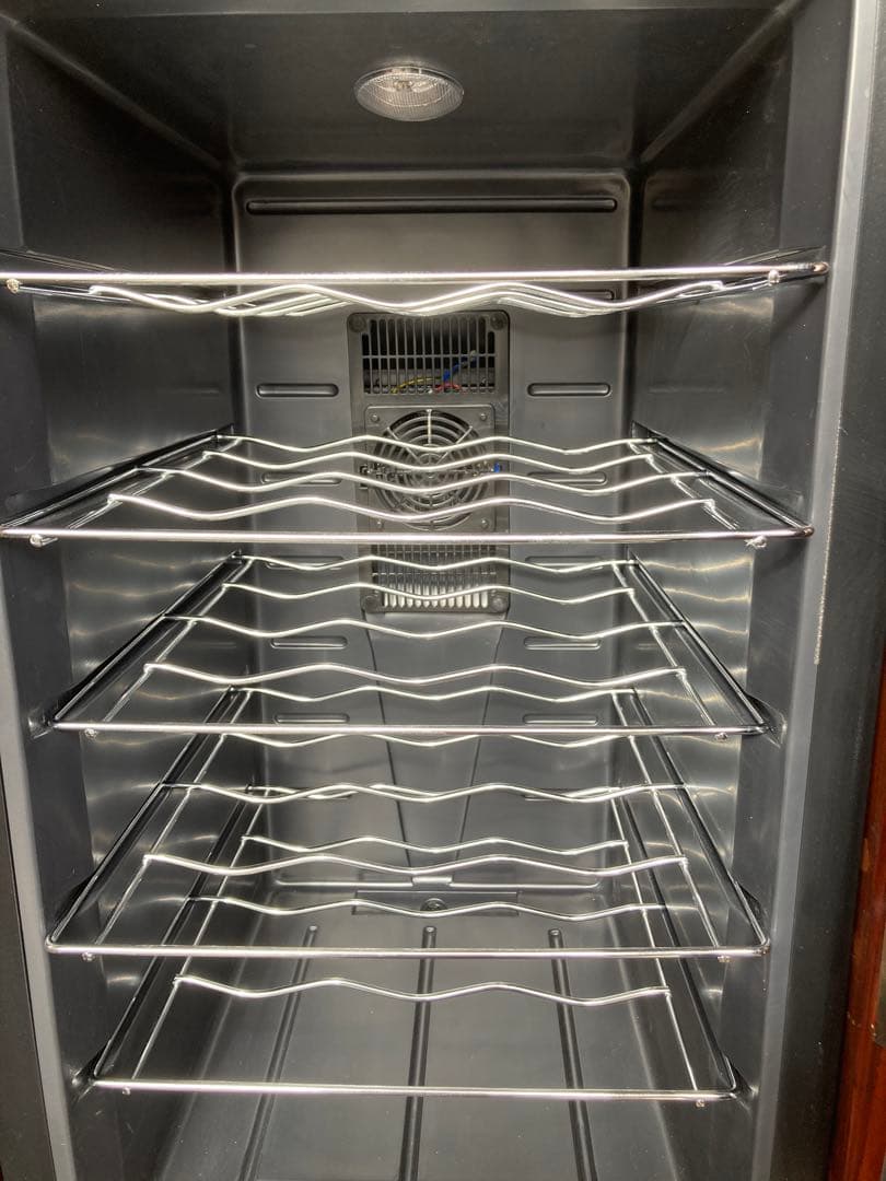 アンティークな樽型デザインのワインクーラーです。