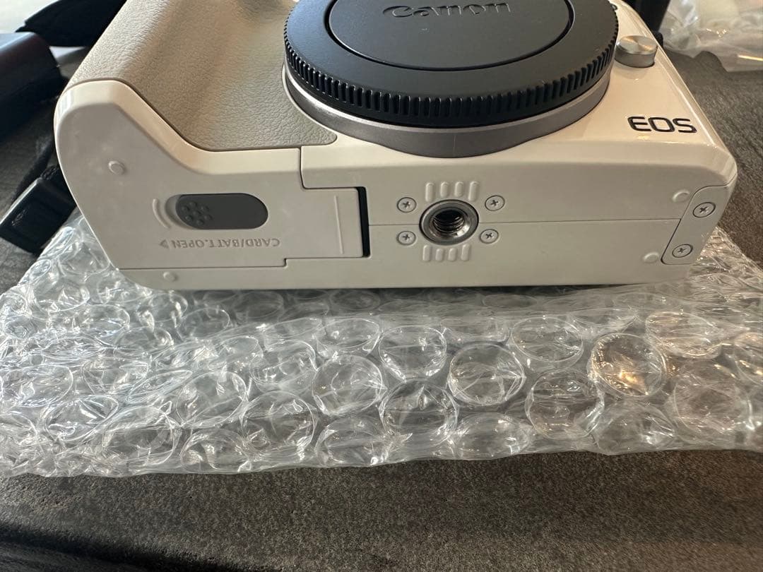 【美品】Canon／EOS Kiss M 本体　ホワイト