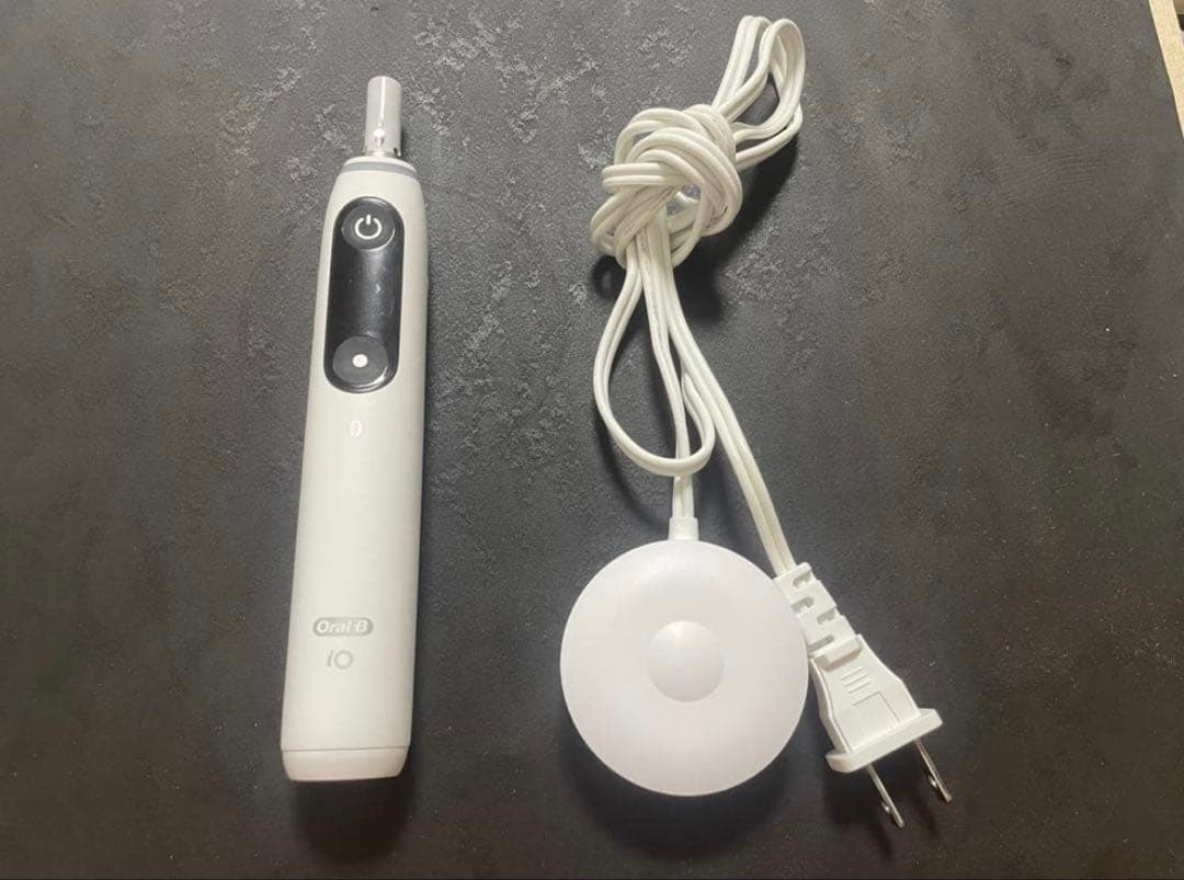 【未使用品】ブラウン　オーラルB電動歯ブラシ　iO8　ホワイト