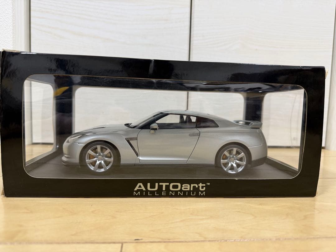 【希少】オートアートミレニアム 1/18 ニッサン GT-R R35 ミニカー