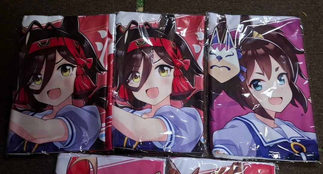 ウマ娘 公式応援タオル4枚とクッションとうちわとクリアファイル7枚とフィギュア