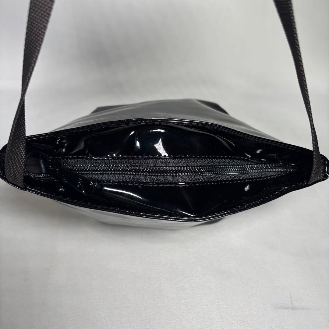 エルベシャプリエ ショルダーバッグ 斜め掛け 舟形 ヴェルニ エナメル ブラック