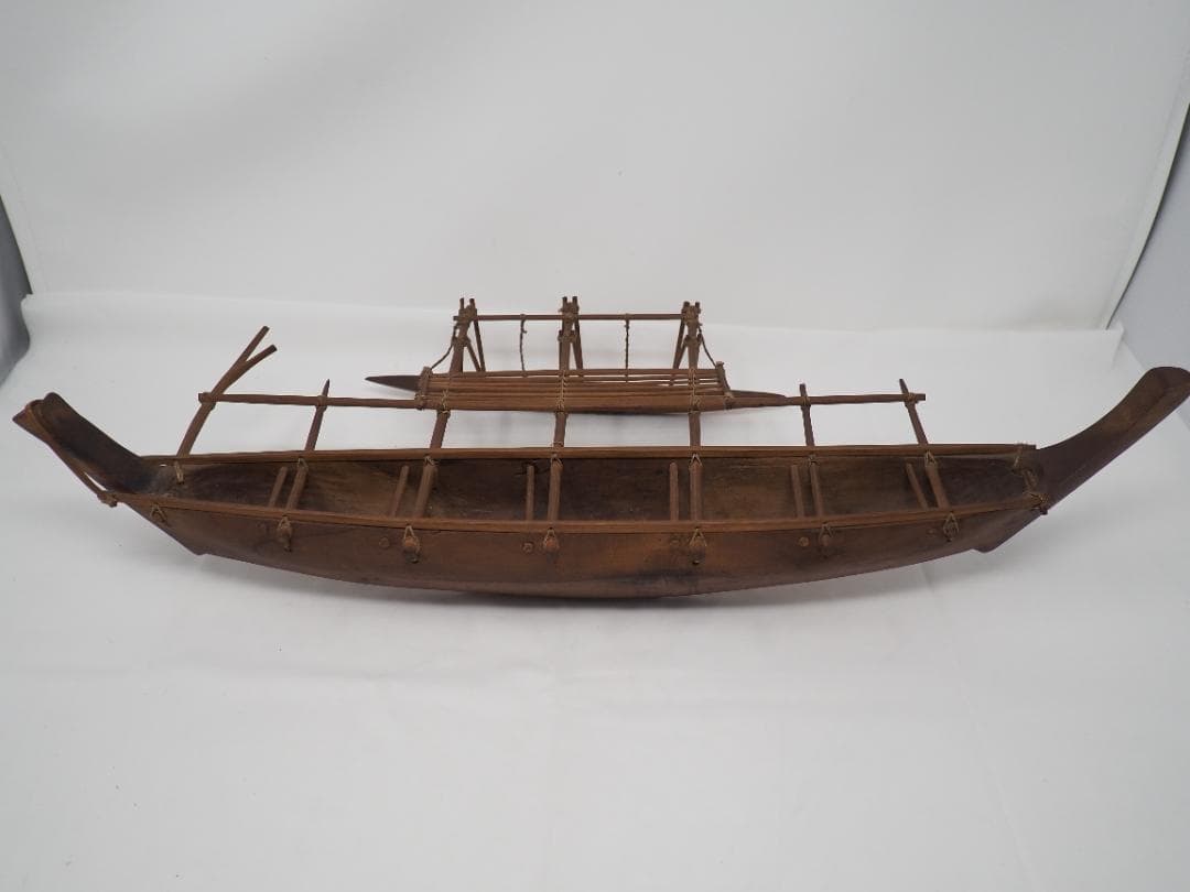 シングルアウトリガーカヌー　木製カヌー　ミクロネシア　ポリネシア　ミニチュア