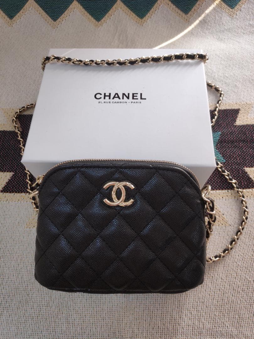 キャビアスキンショルダーバッグ　ゴールドチェーン 黒