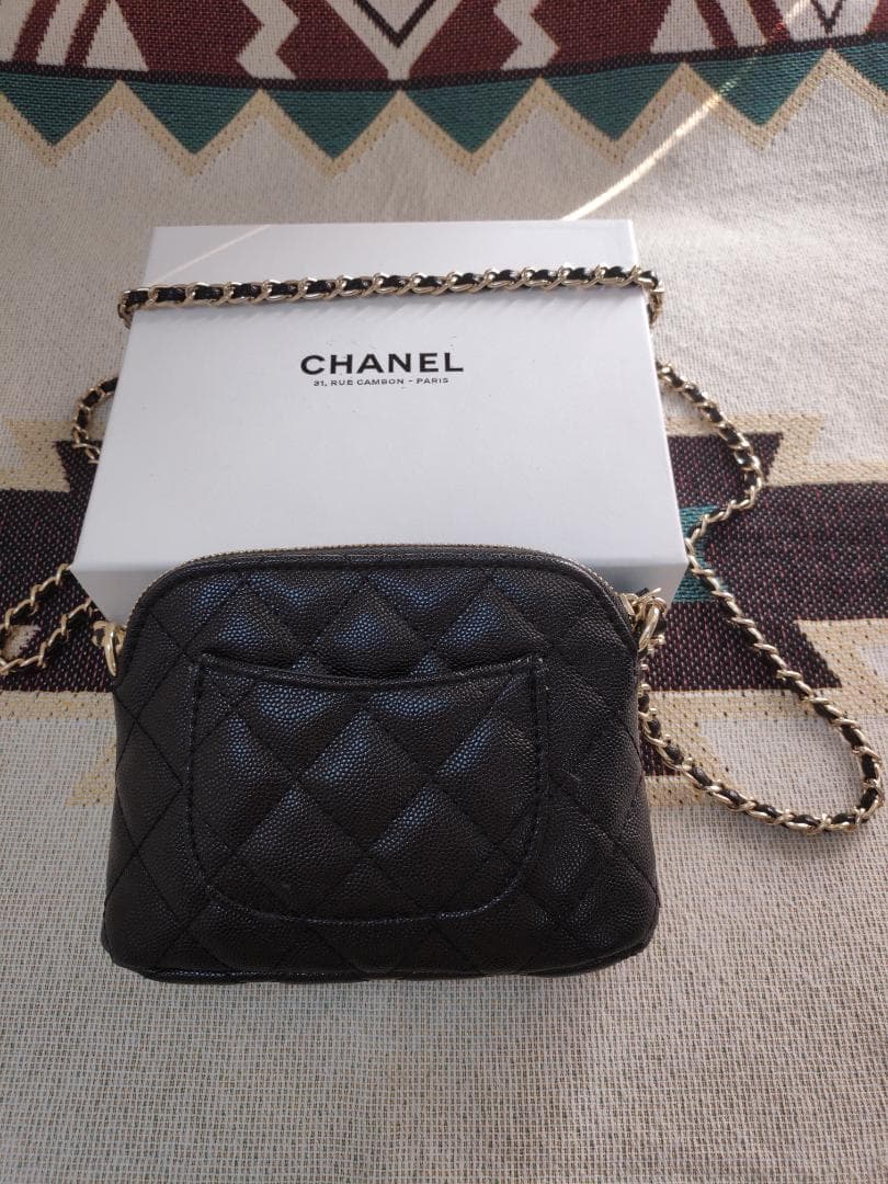 キャビアスキンショルダーバッグ　ゴールドチェーン 黒