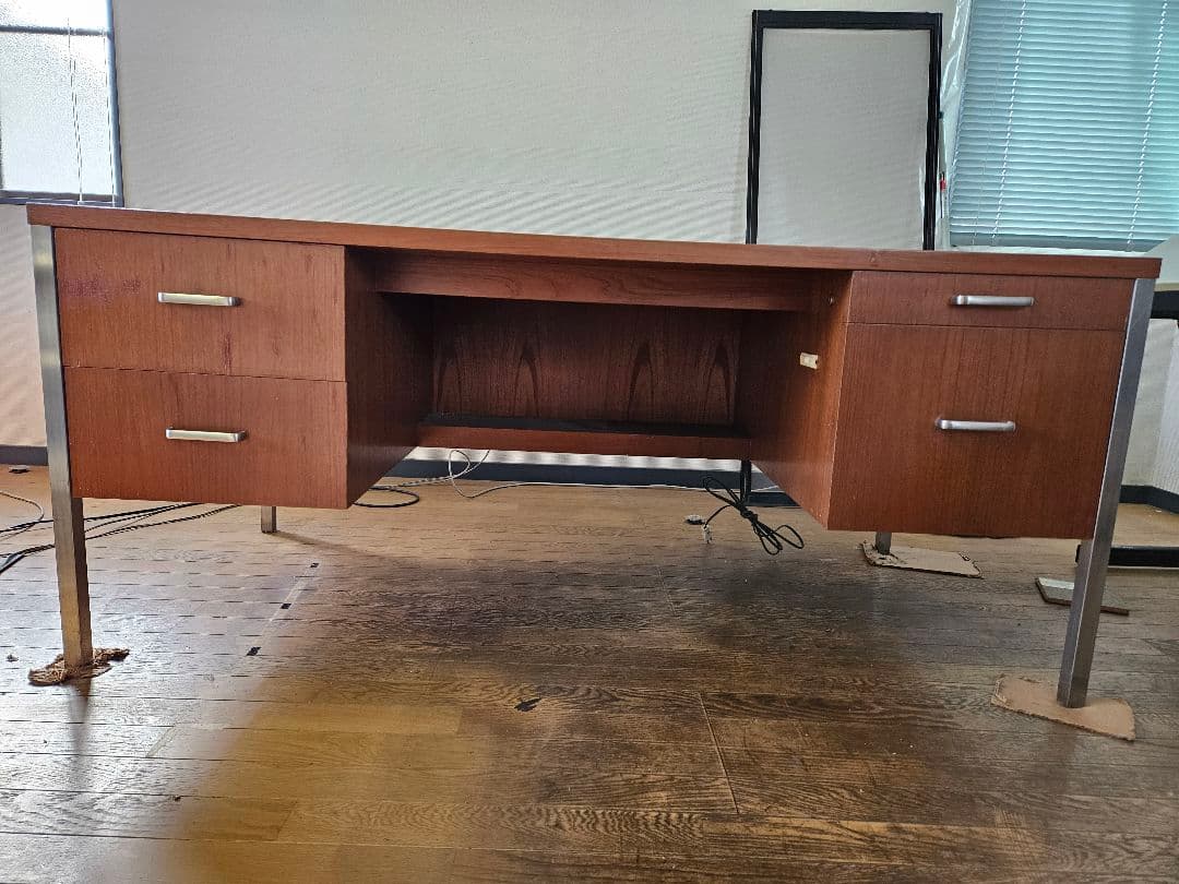 木製モダンデスク 4引き出し付き　大幅値下げ