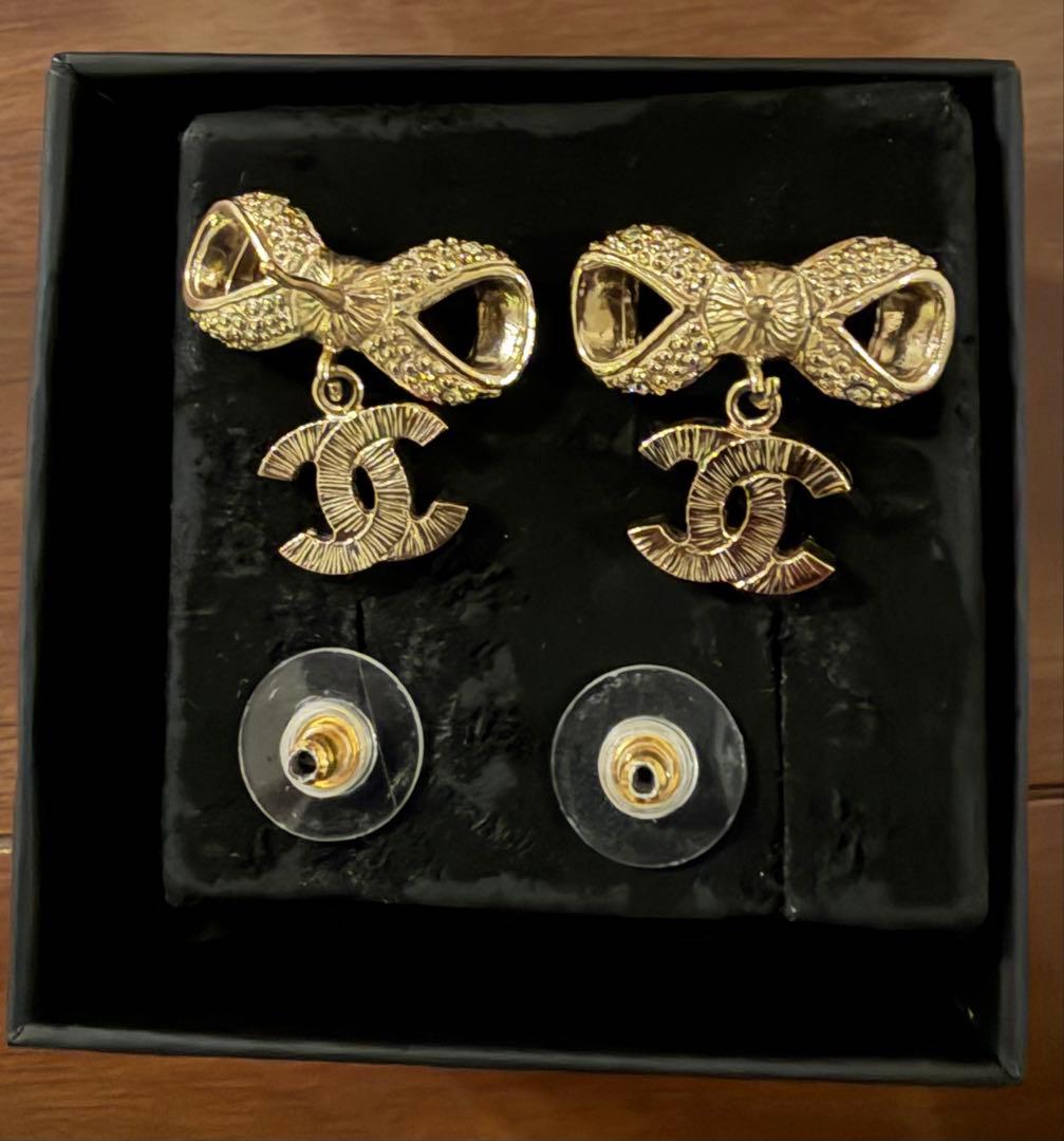 CHANEL ゴールド リボン ピアスと限定キーホルダー(CHANEL刻印あり)