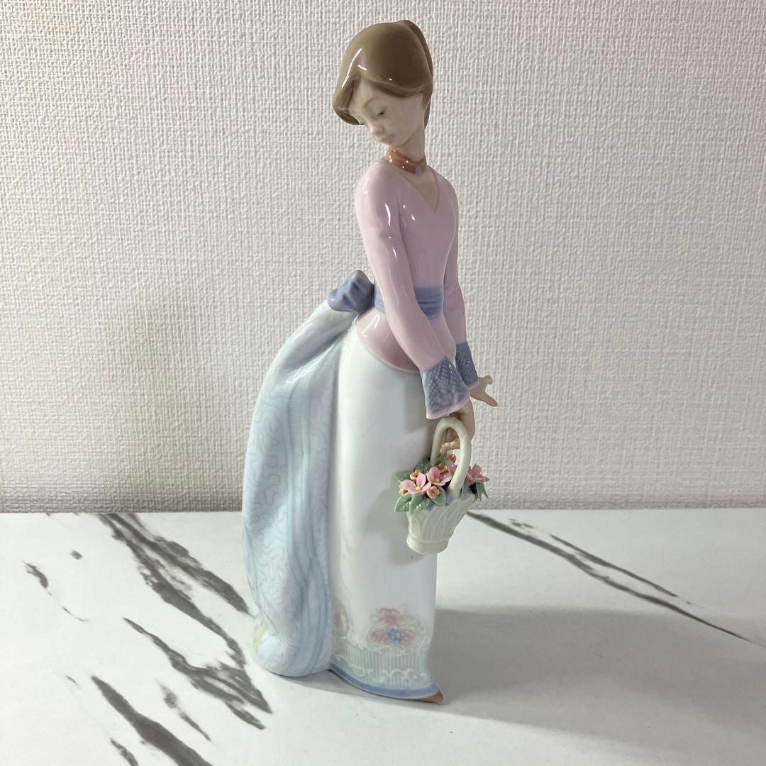 LLADRO リヤドロ 07622 花籠を持つ女性像 フィギュリン 箱付