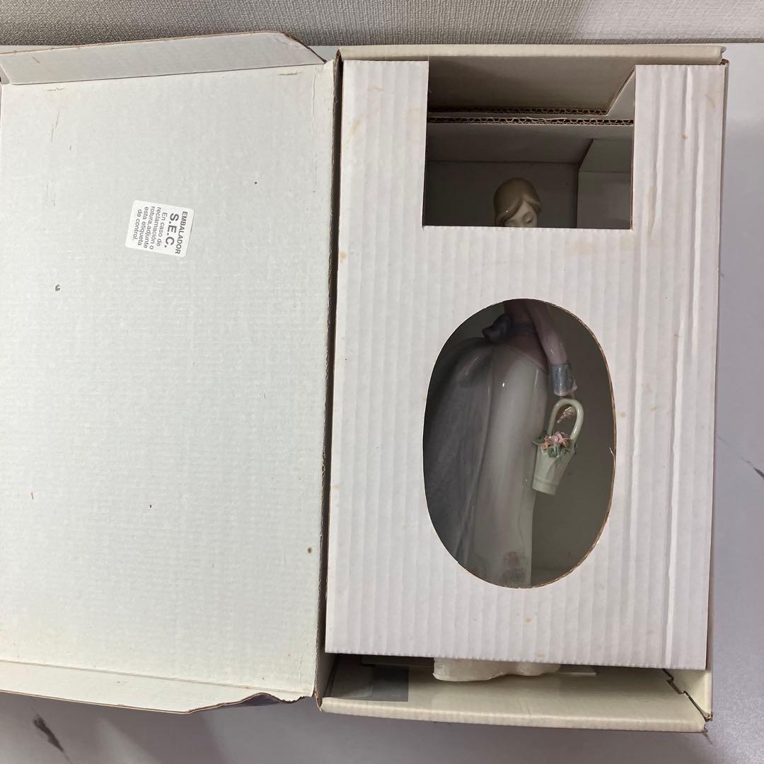 LLADRO リヤドロ 07622 花籠を持つ女性像 フィギュリン 箱付