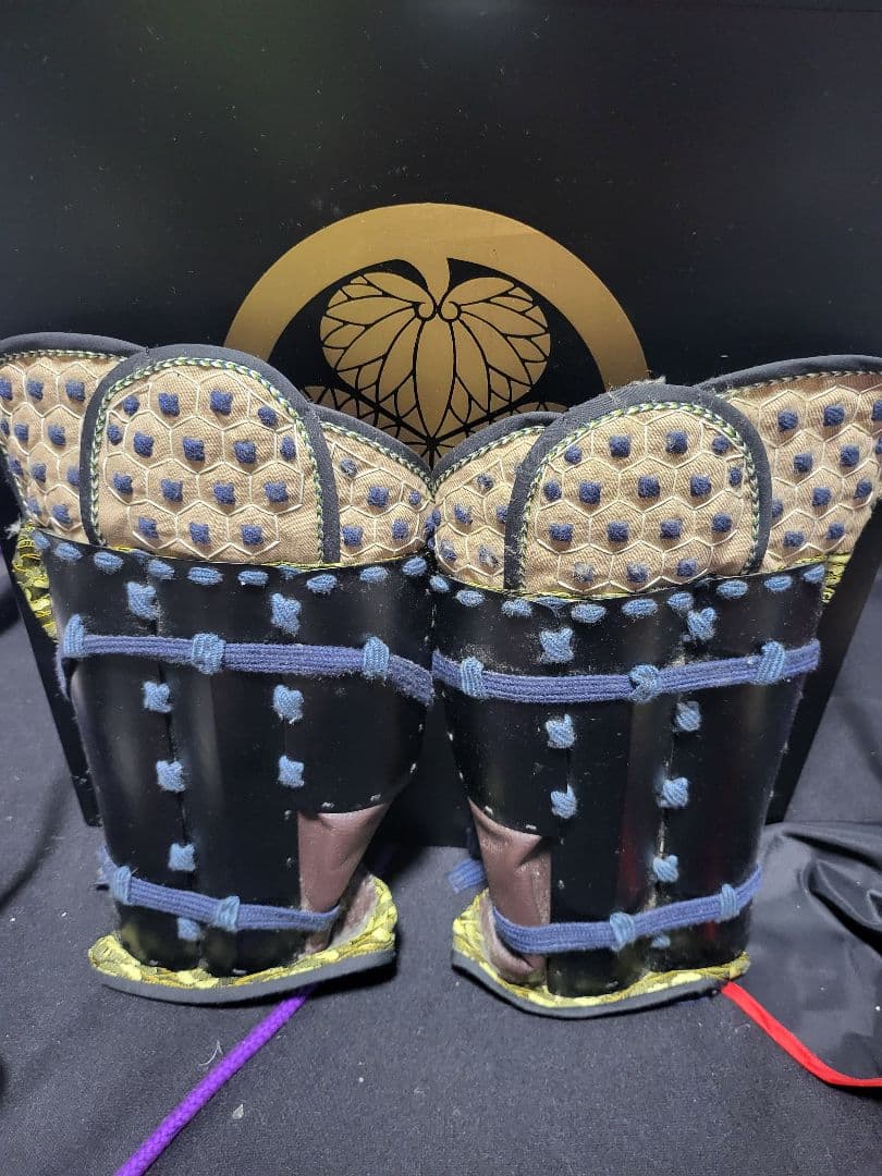 伝統的な青と黒の等身大日本甲冑（鎧立て無し）