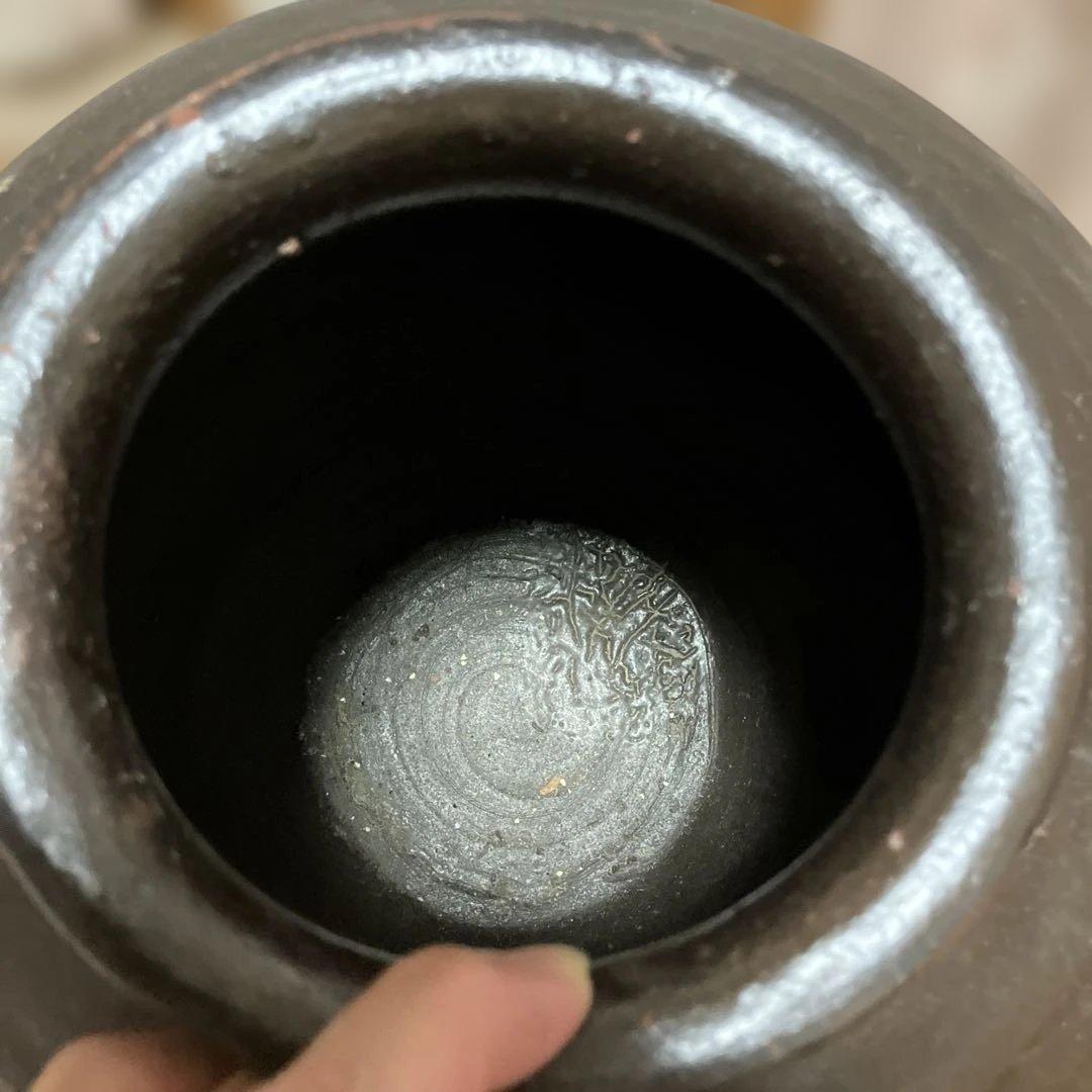 アンティークな黒色 陶器 注ぎ口付き壺