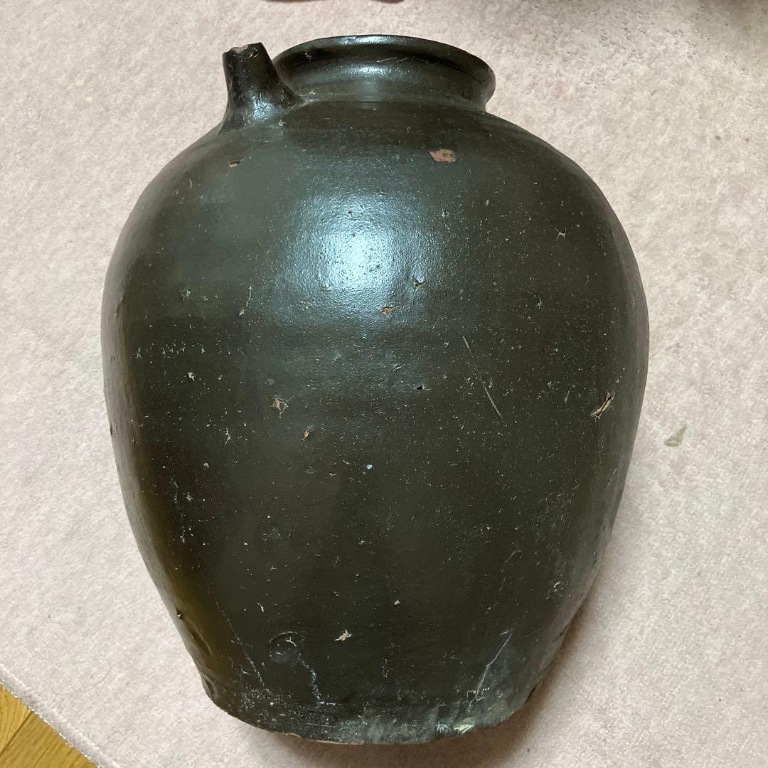 アンティークな黒色 陶器 注ぎ口付き壺