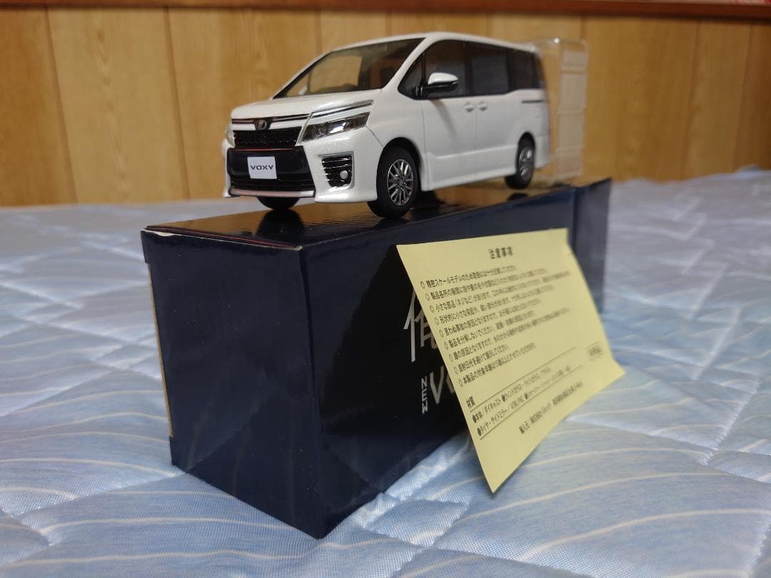 【非売品】トヨタ ヴォクシー 80 前期 ホワイトパール サンプルミニカー