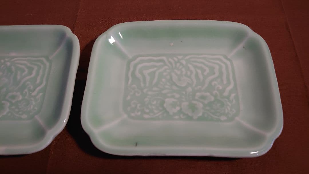 李朝　青磁　陽刻　鳳凰　角皿　蔵出し　２客