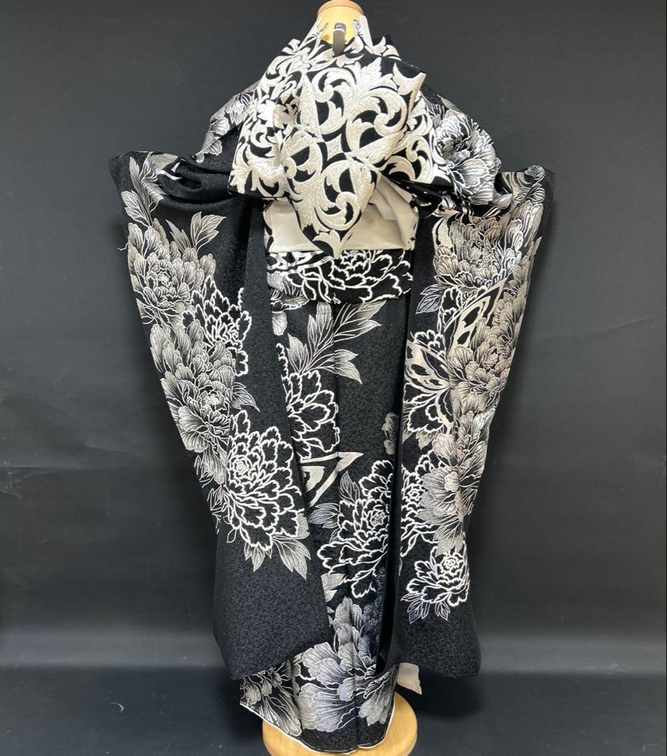 黒ラメシルバー　クール系牡丹に蝶の振袖フルセット