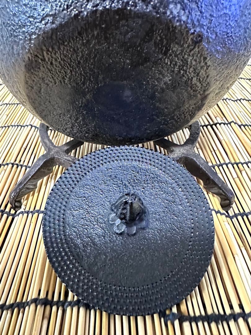 未使用品、供箱等付属品付　南部三厳堂造１５型アラレ　南部鉄瓶　南部鉄器　調理器具