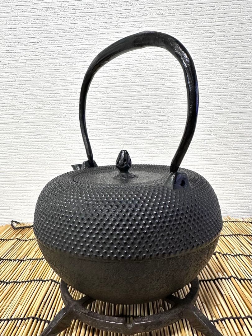 未使用品、供箱等付属品付　南部三厳堂造１５型アラレ　南部鉄瓶　南部鉄器　調理器具