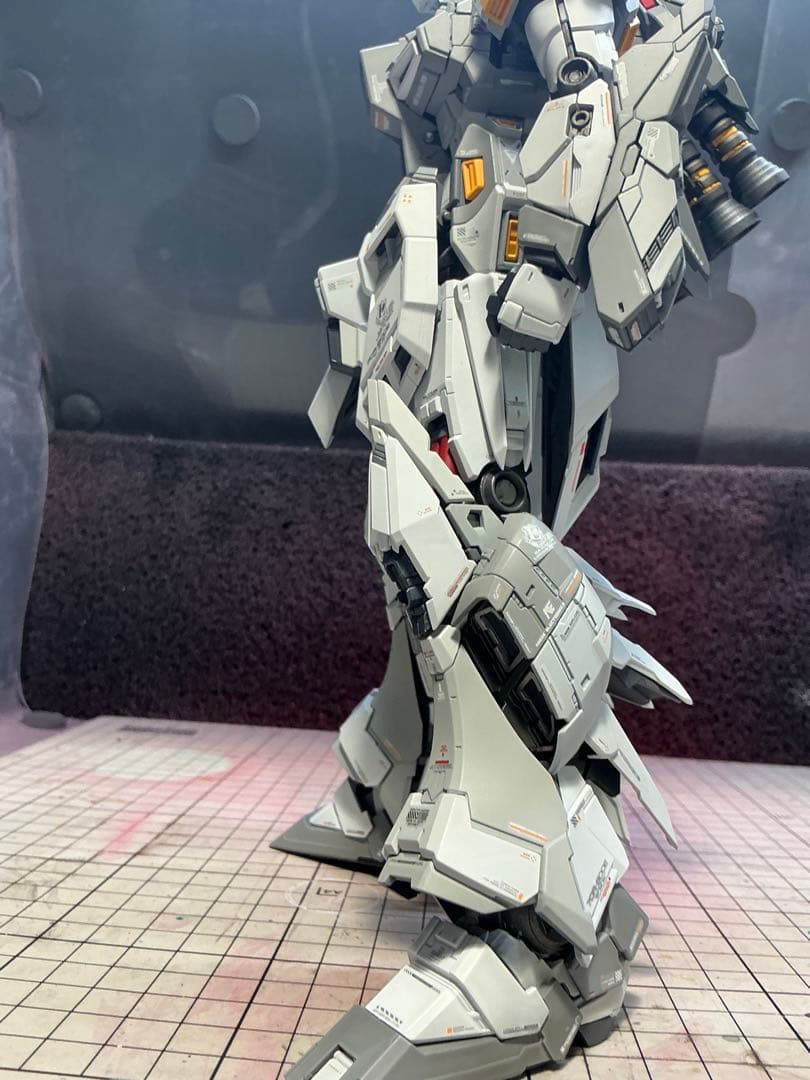 V-TIGER 製　RX-93 νガンダム　全塗装完成品