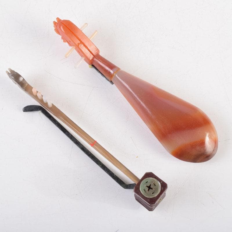 中国　赤瑪瑙彫刻　小さな楽器　弦楽器など　4点　箱付　V　9210