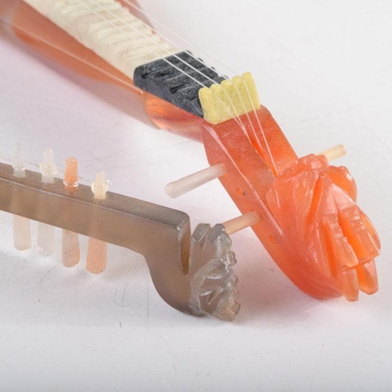 中国　赤瑪瑙彫刻　小さな楽器　弦楽器など　4点　箱付　V　9210