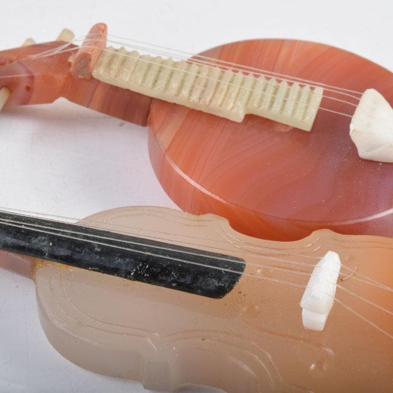 中国　赤瑪瑙彫刻　小さな楽器　弦楽器など　4点　箱付　V　9210