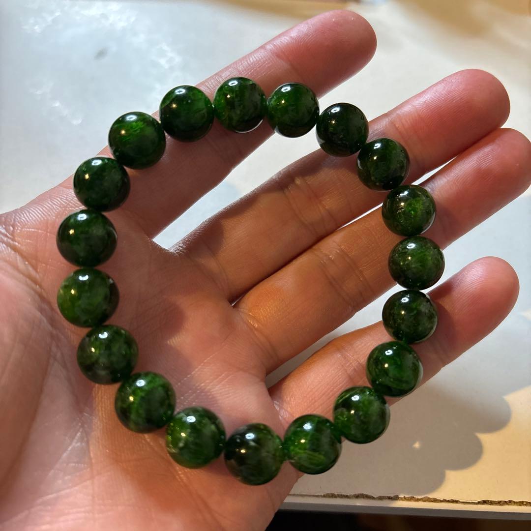 見てたらなんか違う！めちゃくちゃ綺麗な石！すごい！クロムダイオプサイト！