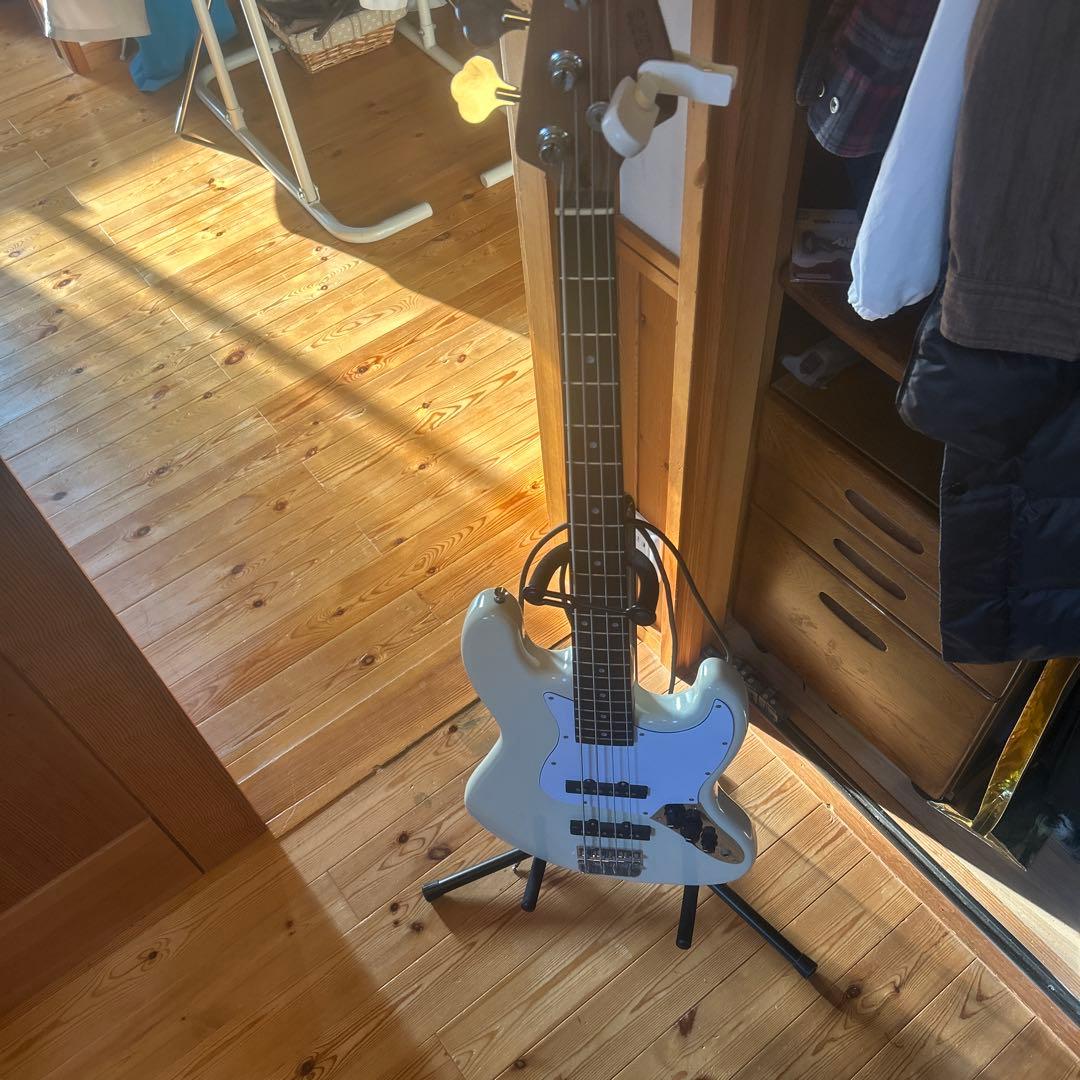 ホワイト エレキベース 2ピックアップ