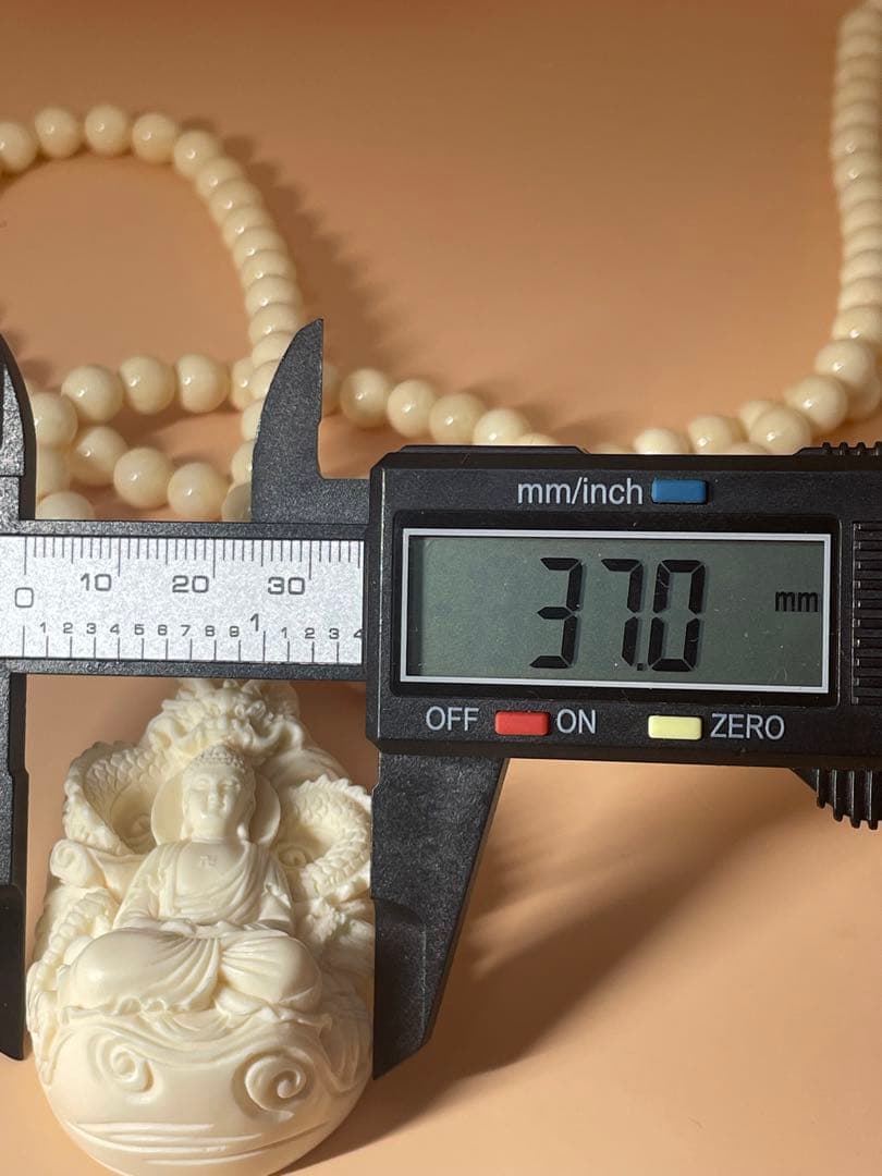 象牙調仕上げペンダント　極細工彫刻　盤龍観音　大変レア　御守り　厄除け　厄祓い