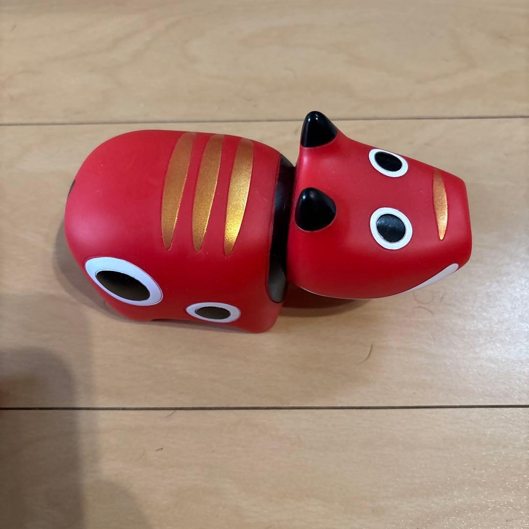 赤い動物デザインの工芸品