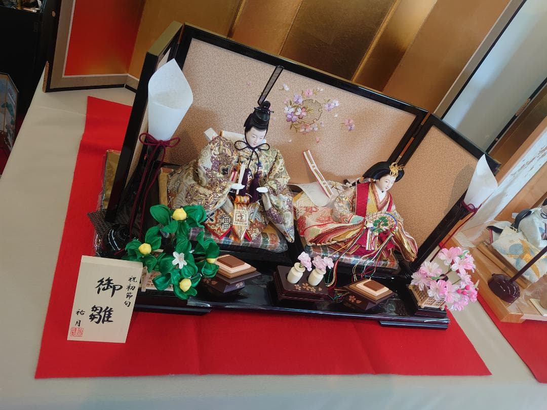 kairi●新品おひなさま●金襴衣装飾り　石帯付人形　刺繍屏風　フルセット