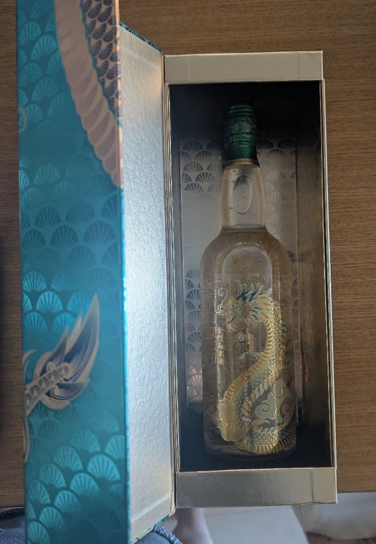 燦耀金春金門高粱酒　金箔入り　贈答用箱付き