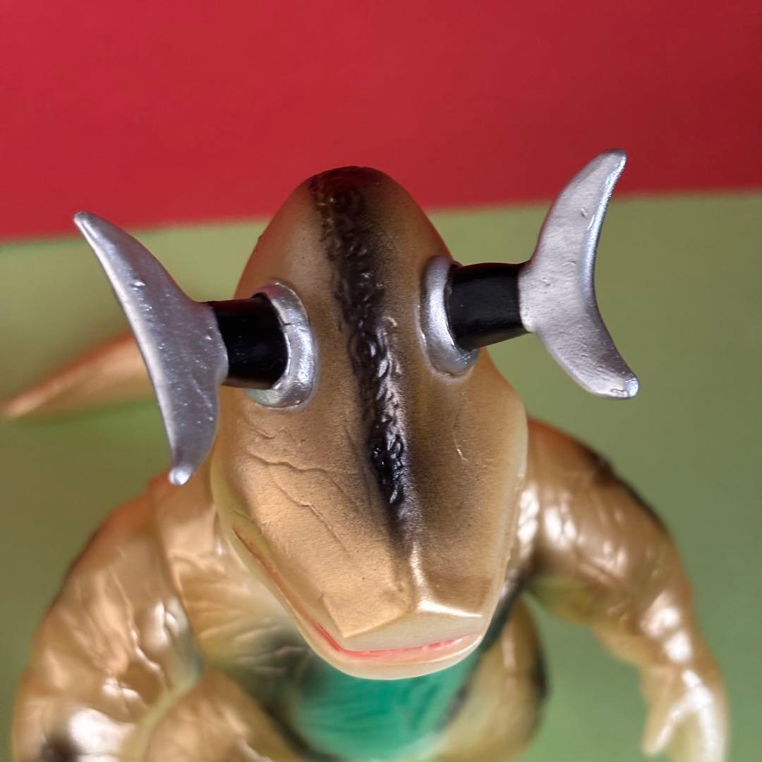 か*き様 ブルマァク　怪獣シリーズ エレキング　蓄光ゴールド