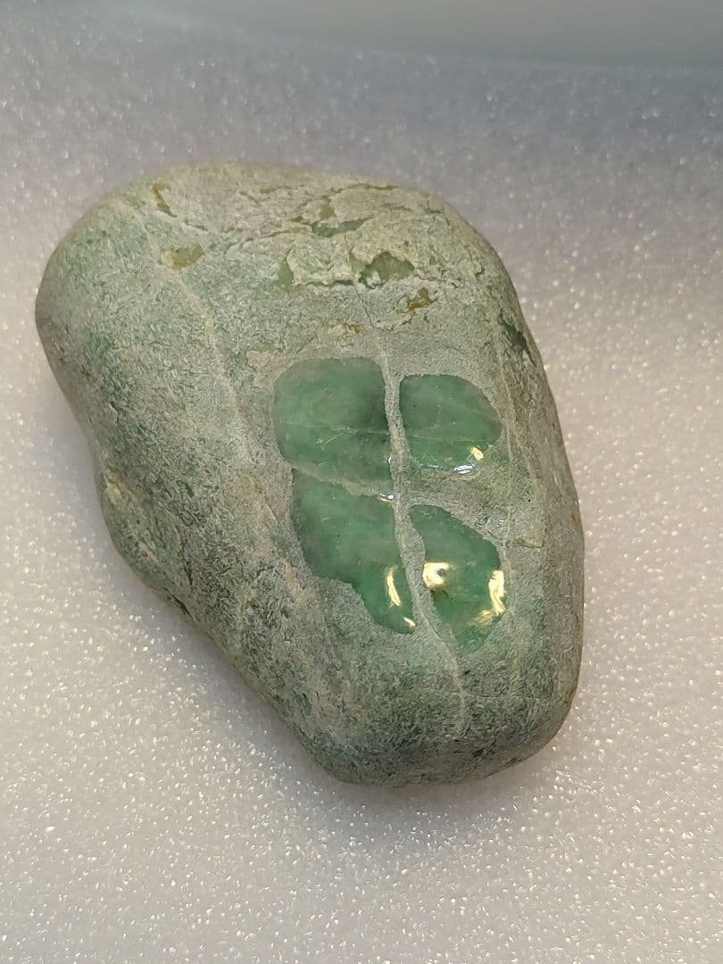 レアミャンマー産 翡翠原石 石全体にグリーンの色合い 355g