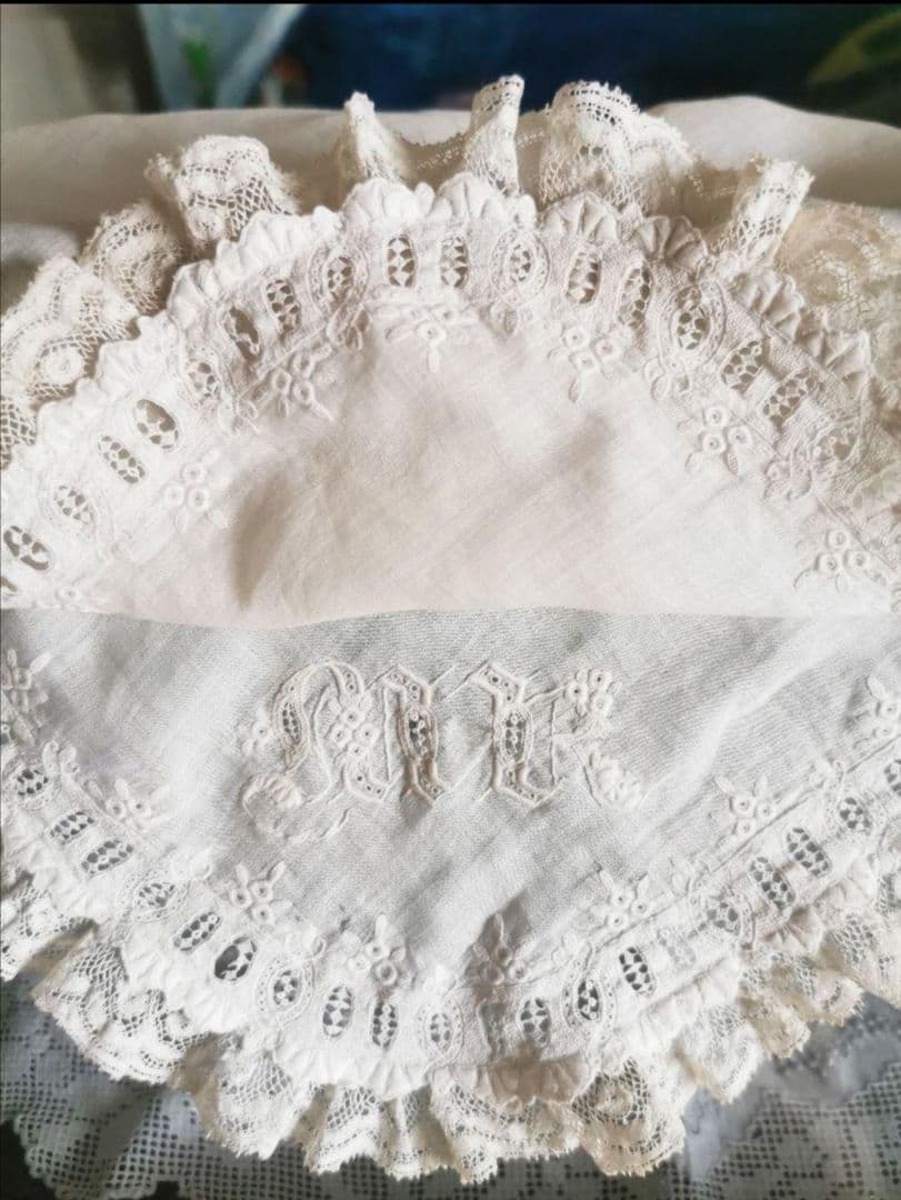 アンティーク 奇跡の極細糸刺繍 極小盛上げスカラップ 美しいウェディングハンカチ