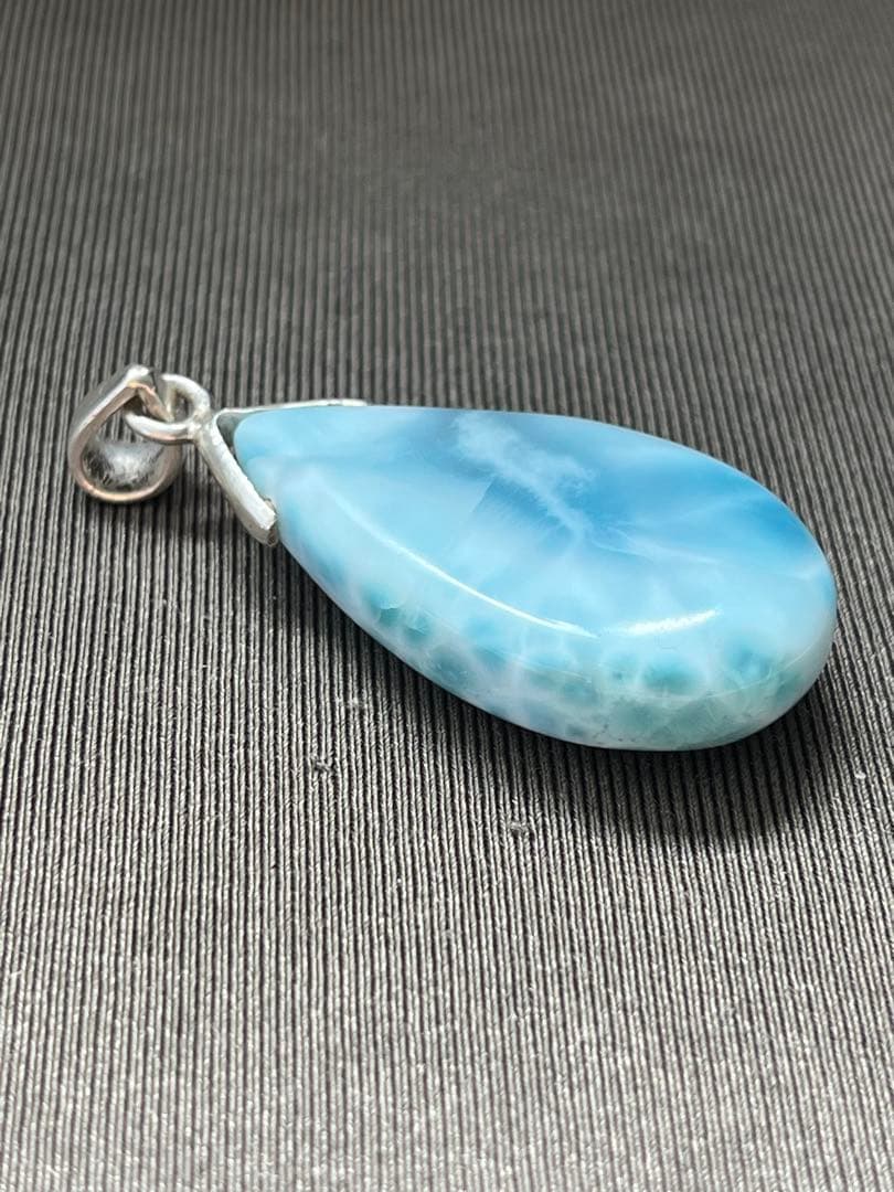 天然石☆品質良し！ラリマーしずく型ペンダントトップ☆透けるブルー＆模様が美しい！