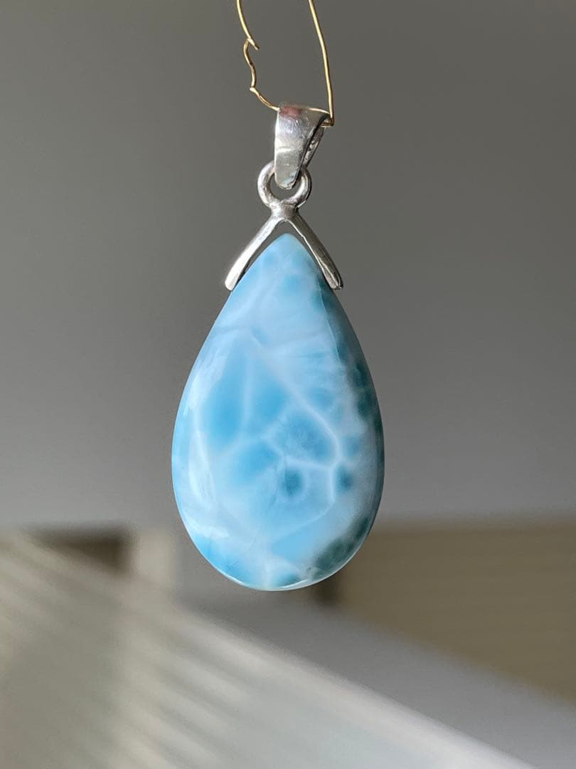 天然石☆品質良し！ラリマーしずく型ペンダントトップ☆透けるブルー＆模様が美しい！
