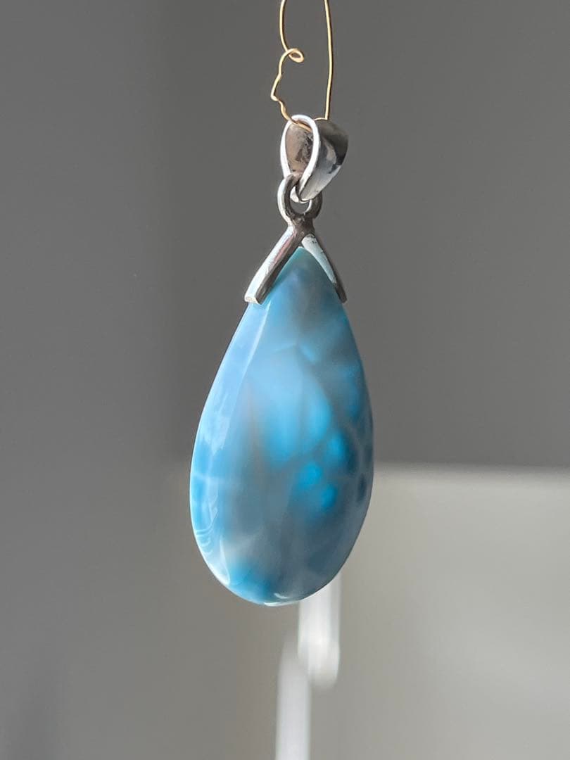 天然石☆品質良し！ラリマーしずく型ペンダントトップ☆透けるブルー＆模様が美しい！