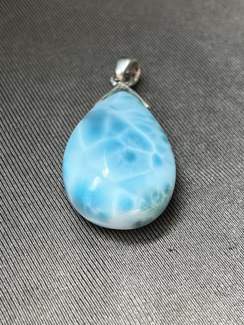 天然石☆品質良し！ラリマーしずく型ペンダントトップ☆透けるブルー＆模様が美しい！