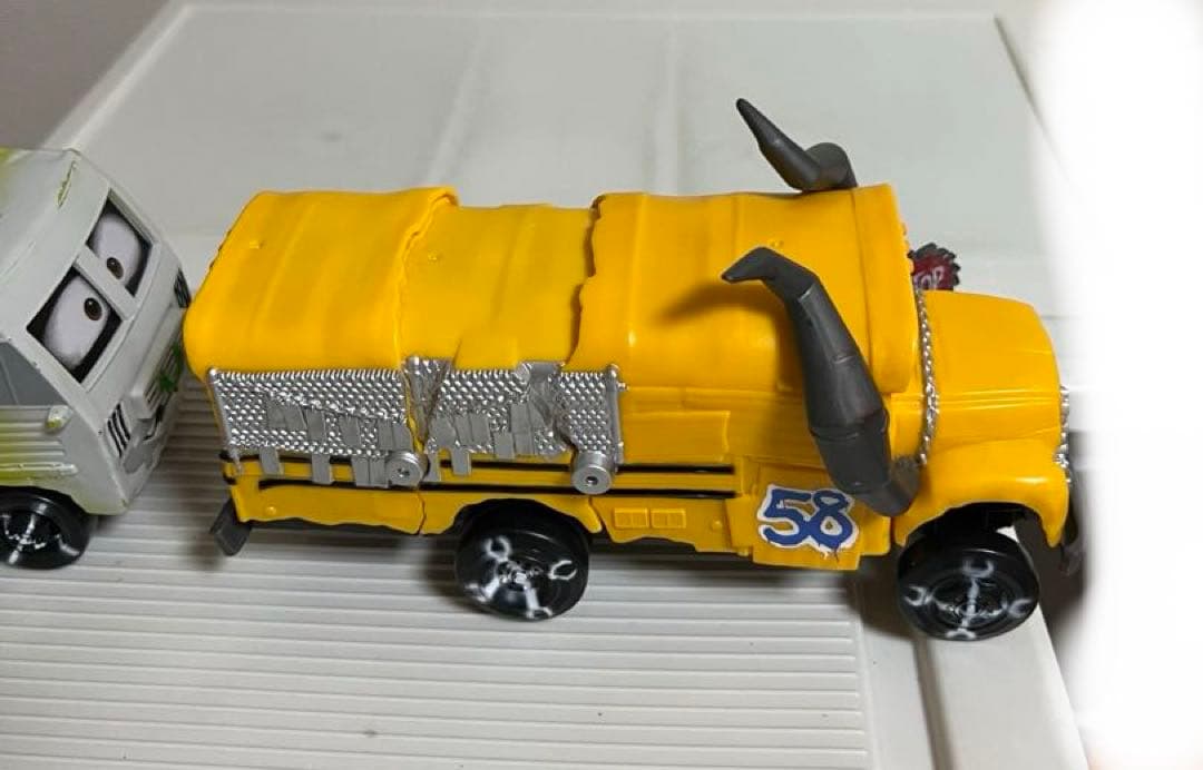 カーズ、ミニカー、マテル（アーヴィー、ミスフリッター）（目が変わるおもちゃ）