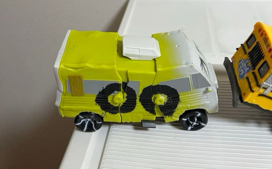 カーズ、ミニカー、マテル（アーヴィー、ミスフリッター）（目が変わるおもちゃ）