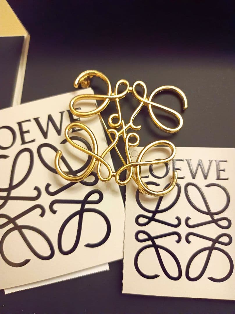 ゴールド ロエベ　アナグラム　モチーフ ブローチ