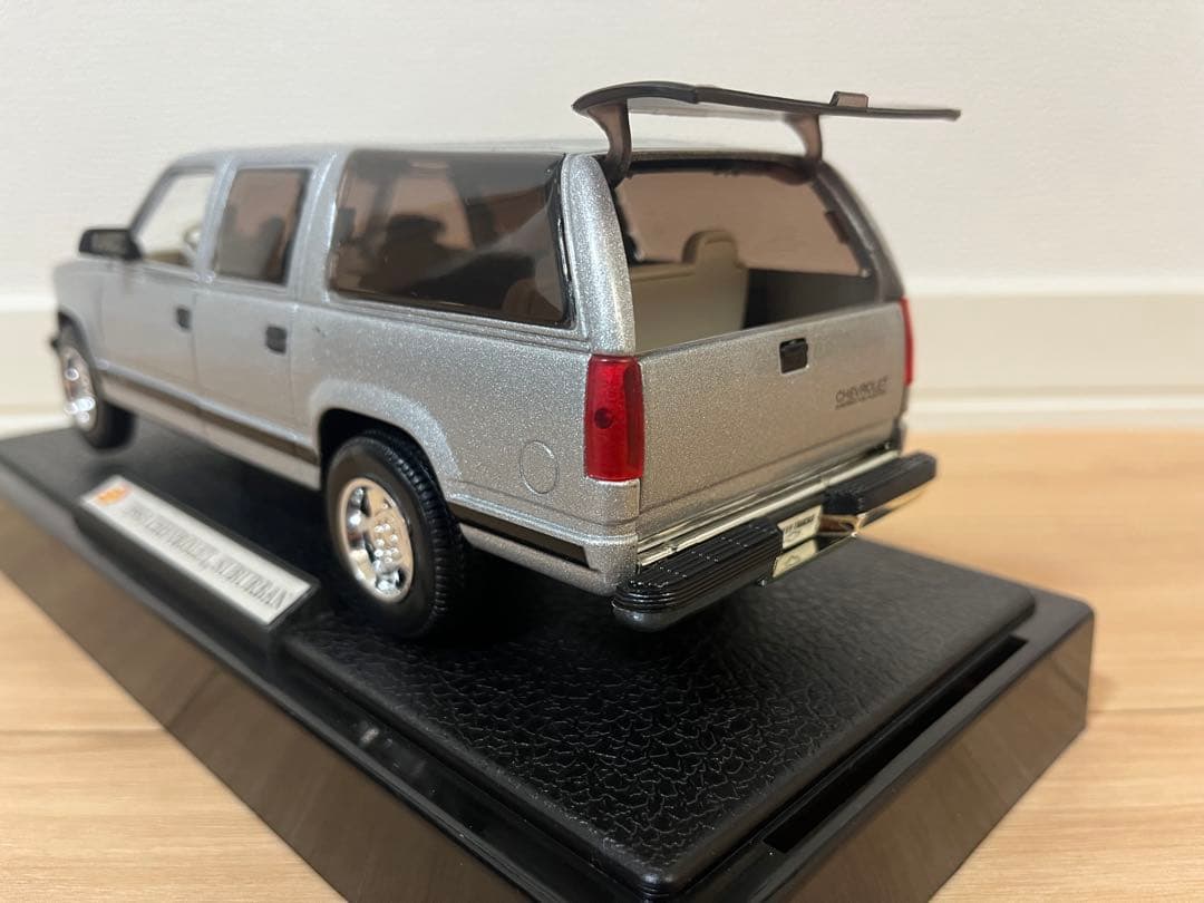 ミニカー 1993 chevrolet suburban 1/24