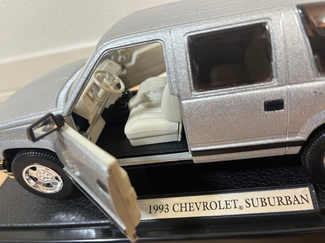 ミニカー 1993 chevrolet suburban 1/24