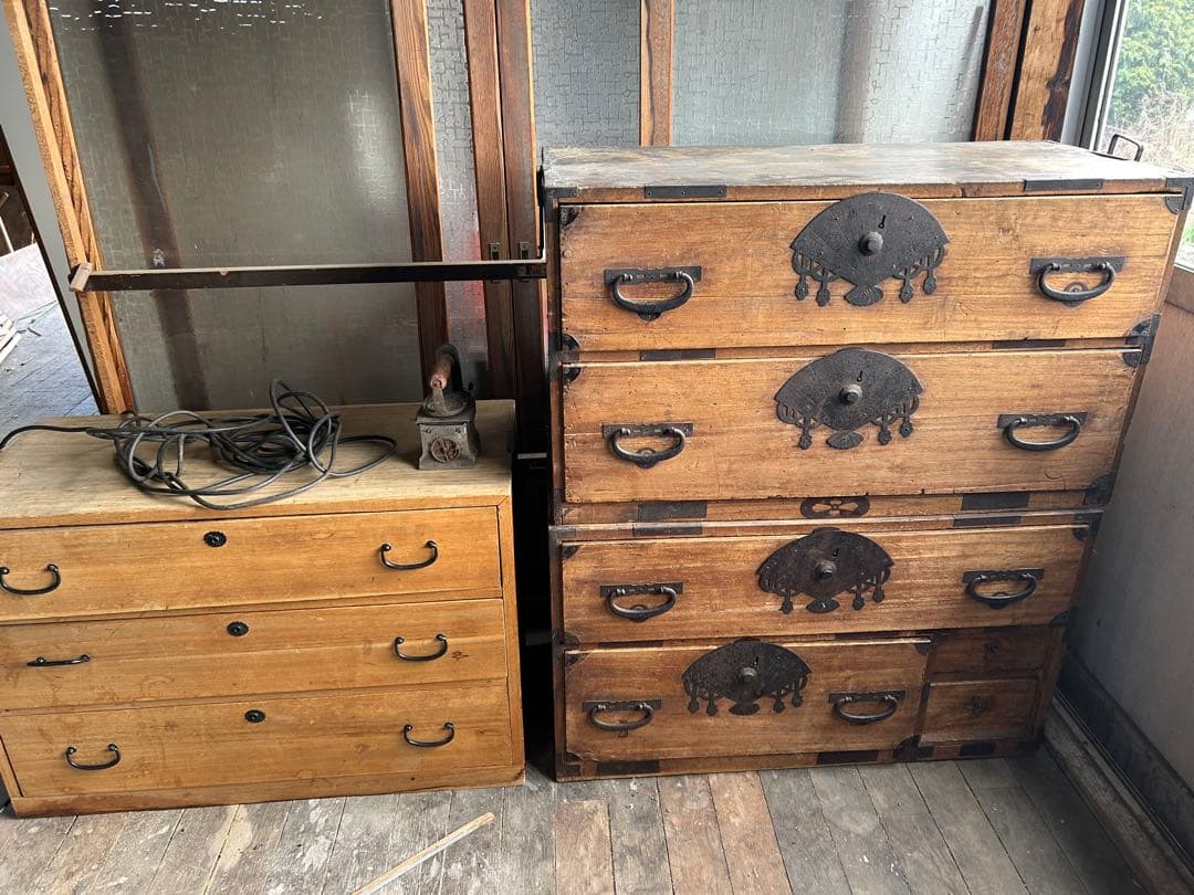 伝統的な木製箪笥 4段と3段