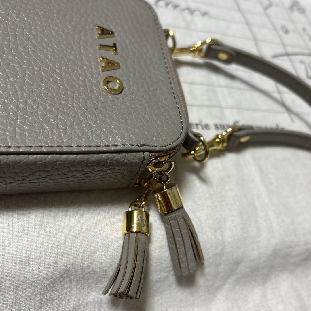 ATAO アタオアミュレット　グレー レザー ショルダーバッグ タッセル付き
