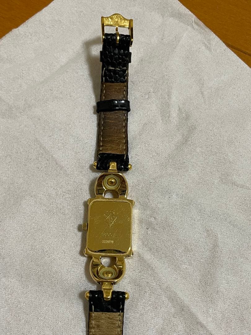GUCCI レディース　ゴールド　ブラック レザー 腕時計　スクエア　不動